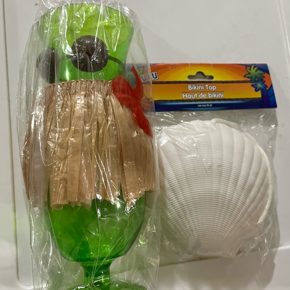 NWT luau Mermaid Theme bikini top with bonus cup